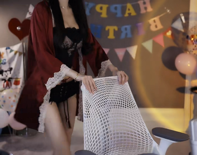 南妹儿过生日想要特权斗鱼超管不给面子开场舞就被封禁了