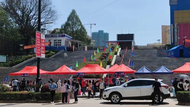 3月3日,在文山州第一中學大門口,高二年級的學生陸續前來報到.