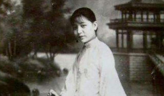 陈天恩是一位开明的人士,很注重女儿的培养,陈锦端很小就开始学习画画