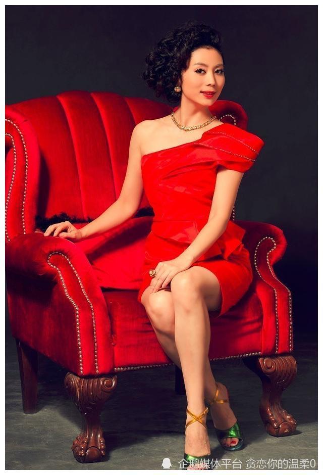 朱军妻子谭梅街边跳舞遭网友吐槽广场舞水平身高p成两米巨人