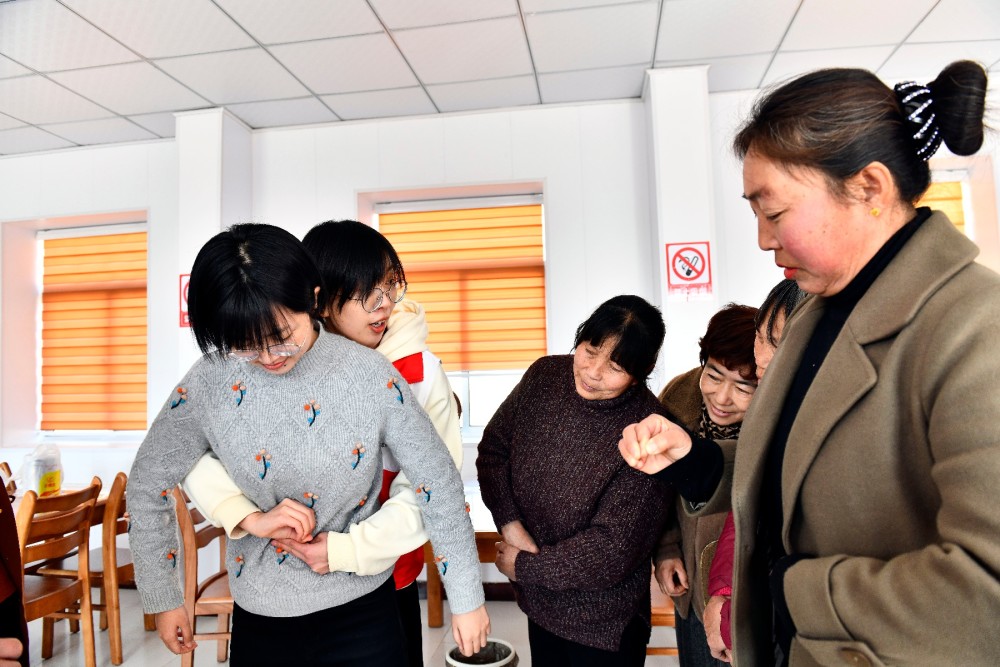 社会3山东乳山志愿服务进农家