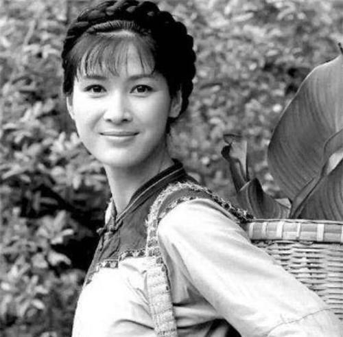 没少被恶霸调戏,但这些人还不敢公然强抢民女,直到程莲珍遇上了陈正明