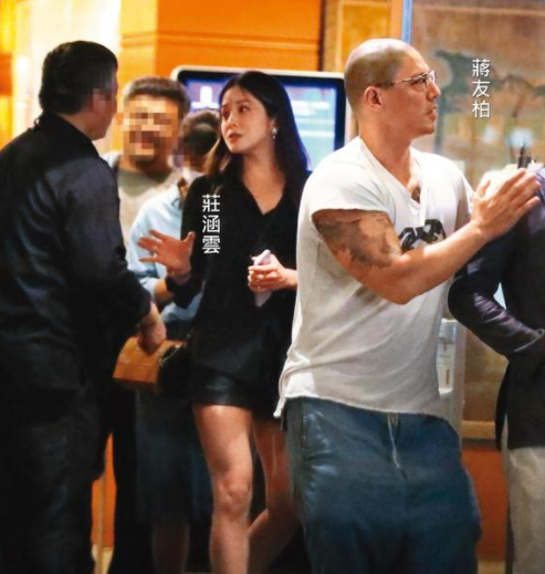 45岁蒋友柏带庄涵云与长辈聚餐两人一起返回住处同居3年感情稳定