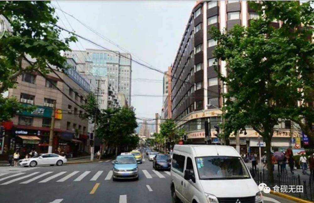 福州路近福建中路口东望,路左侧近处为小花园,路口西南角为长风果品店