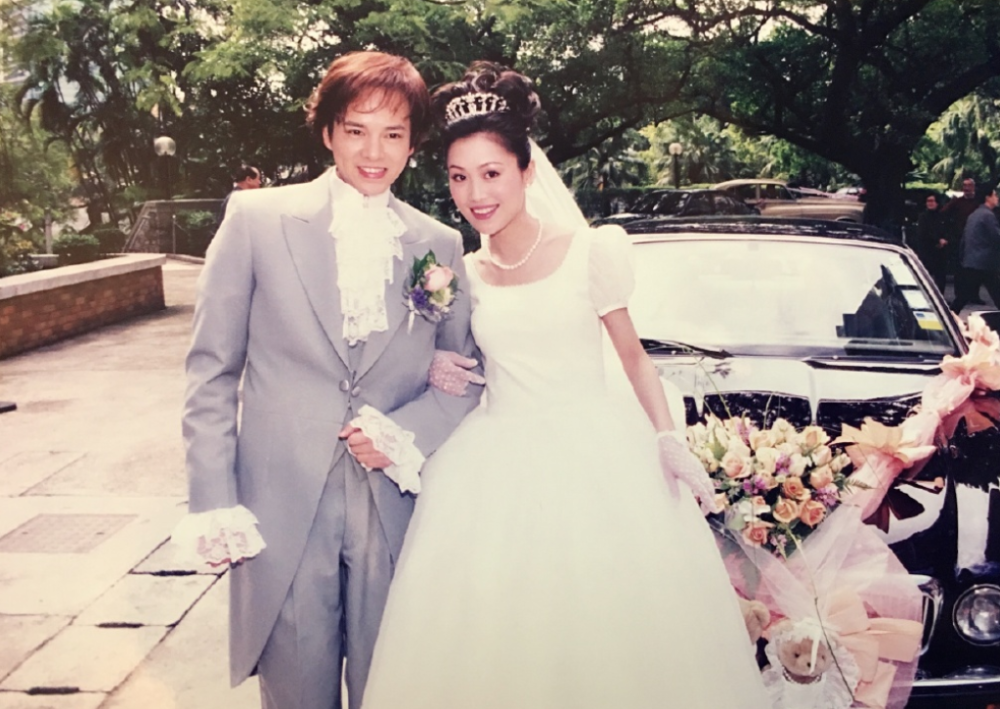 梁小冰晒与老公陈嘉辉多张恩爱旧照