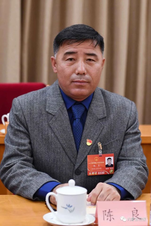 内蒙古全国人大代表陈良亮相首场代表通道