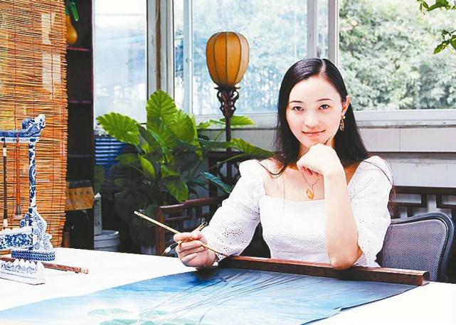 毕业之后,李微漪潜心绘画,曾经开过多次画展.