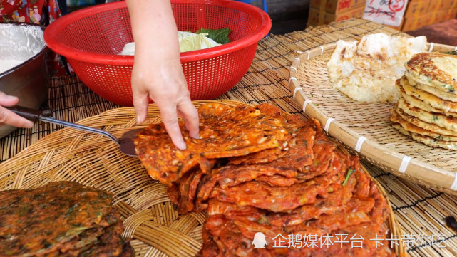 大媽賣蔬菜煎餅青菜裹麵糊食材簡單又健康直言養老錢賺夠了