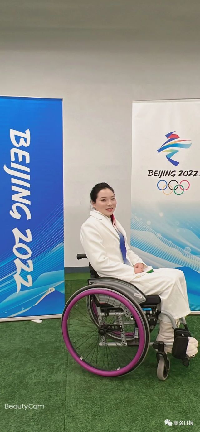 商洛籍残奥冠军张丽在冬残奥会开幕式上护送国际残奥会会旗入场