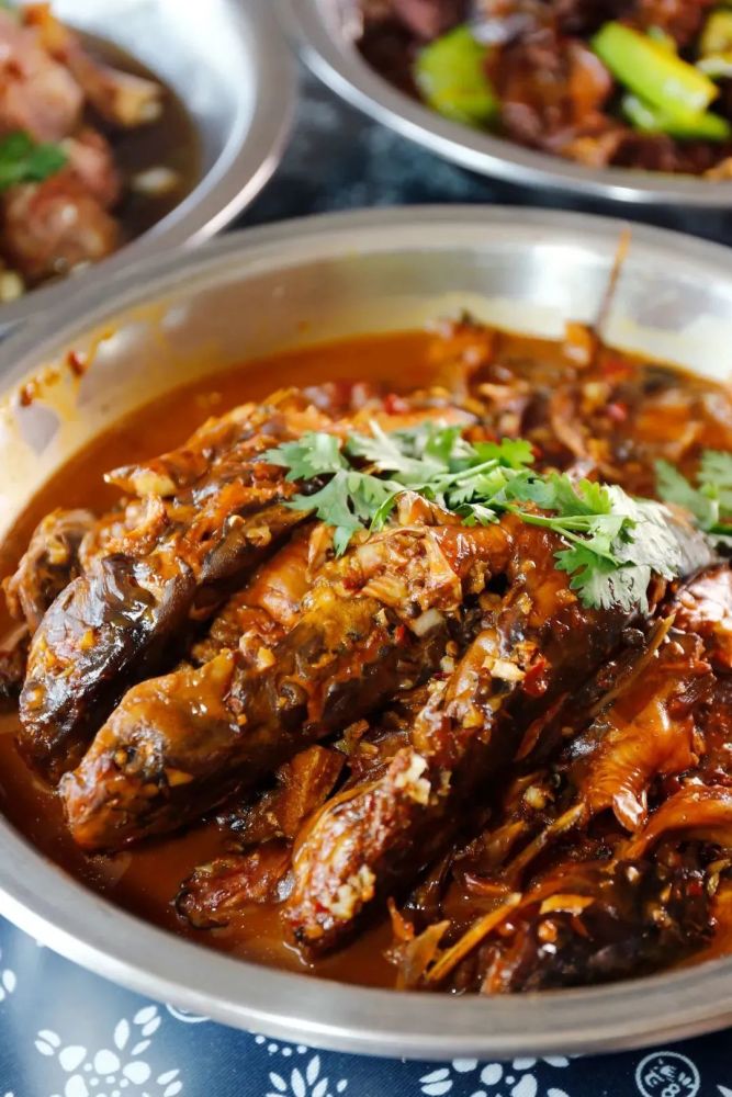 铁锅炖鮥鱼的特色就是越炖越入味,越吃越香,没有腥味,炖到最后所有的