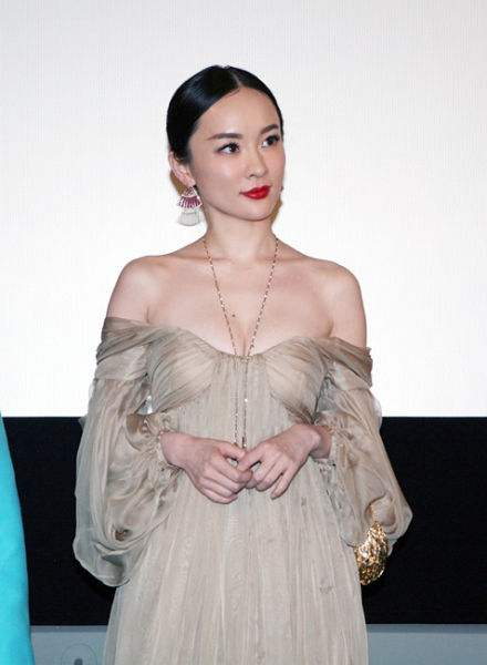 霍思燕胖乎乎地看着真幸福,一身裸纱裙造型,一点肉都没遮住插图