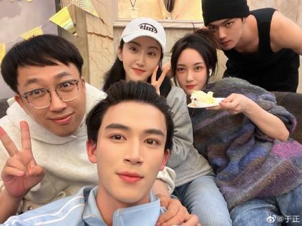 于正为旗下艺人许凯王星越庆生好友齐聚场面热闹景甜惊喜现身