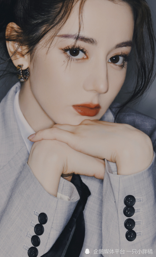 迪丽热巴新造型火出圈网友怒赞高糊也挡不住的美貌