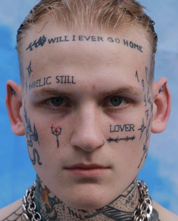 英国男子在脸上做23个纹身父母都不认识自己的儿子是谁了