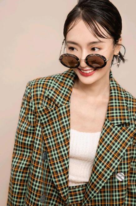 孙铱产子不到两个月开直播面露难色脖子上颈纹明显被嘲像大妈