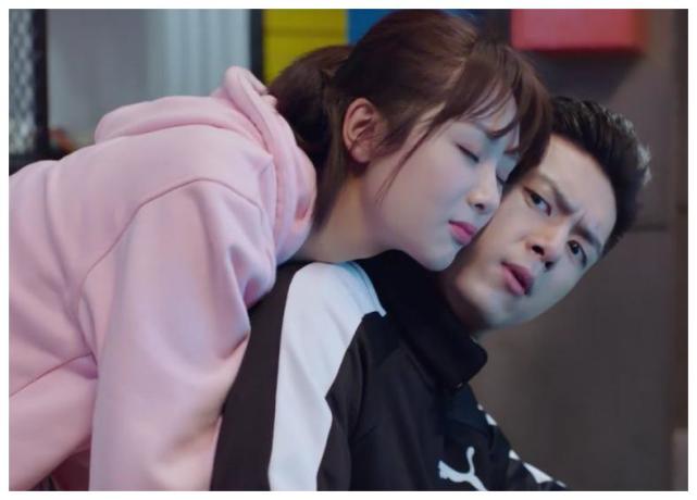 《法医秦明》中,李现变身路子拉碴但却又憨,又萌的警队队长,与张若昀