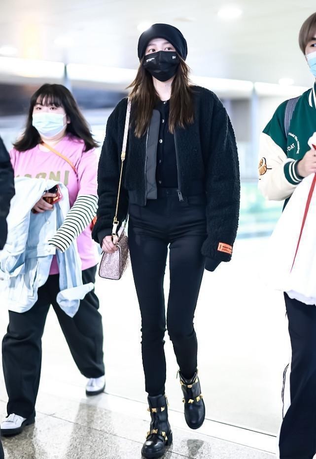 关晓彤这么瘦也爱穿黑色,羊羔毛夹克配窄腿裤,身材特点一目了然_腾讯