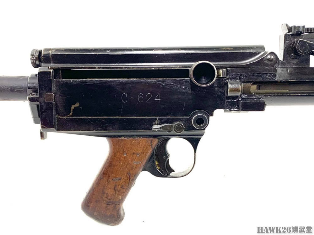 细看:德国mg13轻机枪 全套附件齐全 包括维修工具 两种备用枪管_腾讯