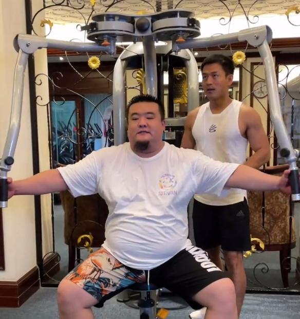 泡泡龙去世后,大蒜涛也开始担心起自己的身体,于是红雨老师给他报了个