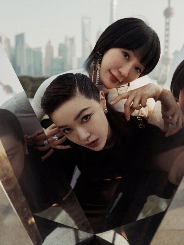 郭采洁与阿肆合拍大片个性美里藏着叛逆与张狂