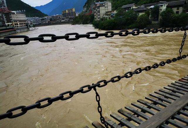 300年前的瀘定橋:13根鐵索,總重量40餘噸,古人是如何修建的?