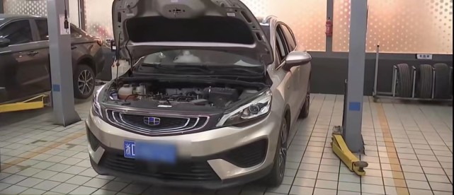 汽车出险去定损员推荐的汽修店维修 2年后发现当初该换的配件压根没换 汽修 4s店 三元催化器