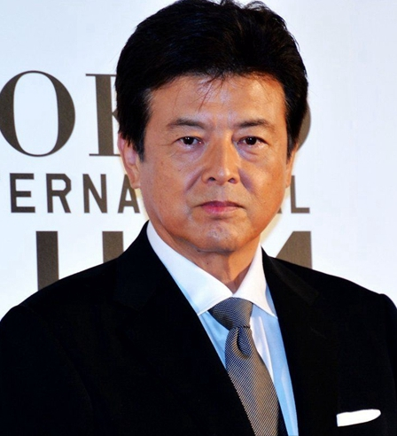 三浦友和老了也帅气时髦穿西装配衬衫发腮有皱纹也不显油腻