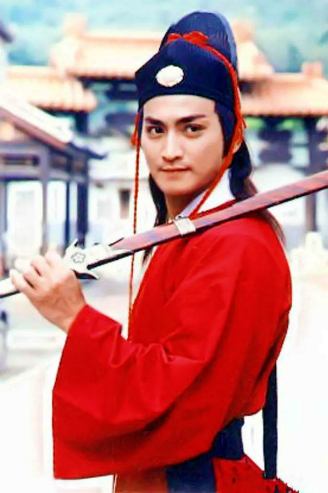 62岁的何家劲理发只花两元钱,不拍戏的"展昭"如今在做什么?