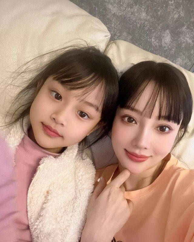 李小璐亲自给女儿理发素颜出镜略显憔悴9岁甜馨活泼又漂亮