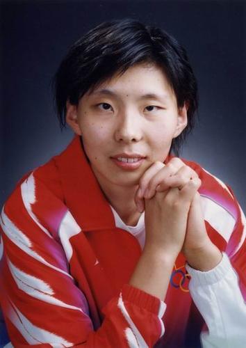 39岁中国女篮前队长陈楠退役嫁给老同学已有2子