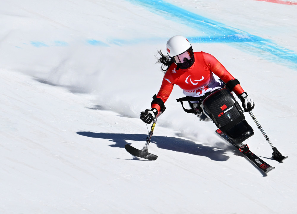 当日,北京2022年冬残奥会残奥高山滑雪项目女子滑降(坐姿)比赛在国家