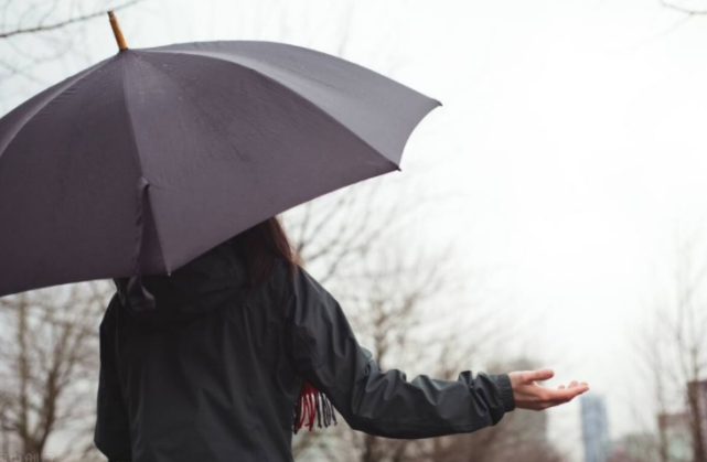 人这一生,要学会为自己撑伞