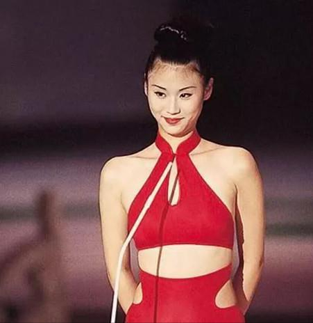 后来,无依无靠的刘绰琪跟随父亲一起回到美国,并在美国读了大学,然而