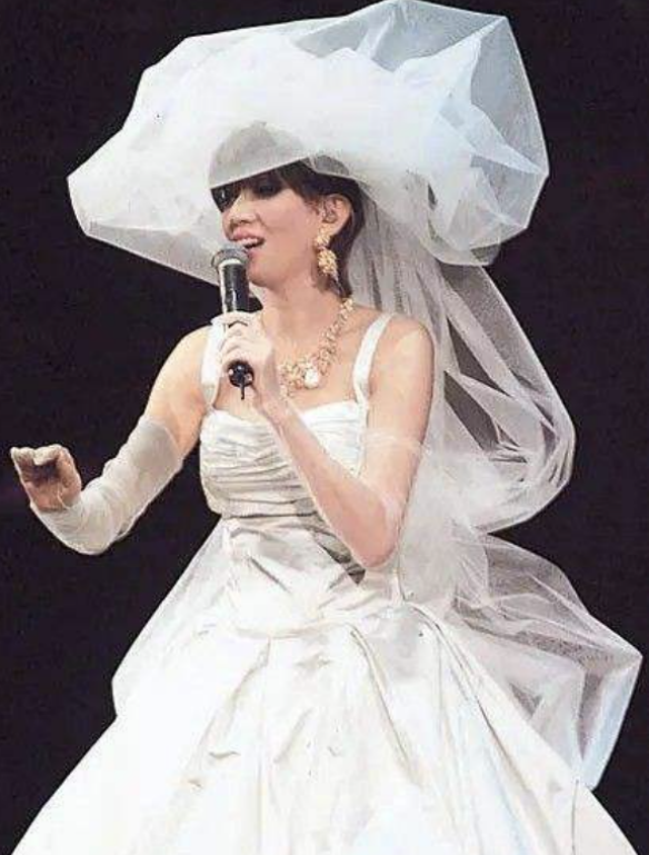 一代乐坛天后陨落,她在星光背后的悲惨童年和遭遇也被一一揭开.