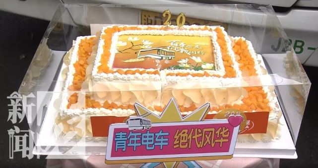成长不少公交车迷表示公交20路的114岁生日简单而隆重唱生日歌,切蛋糕