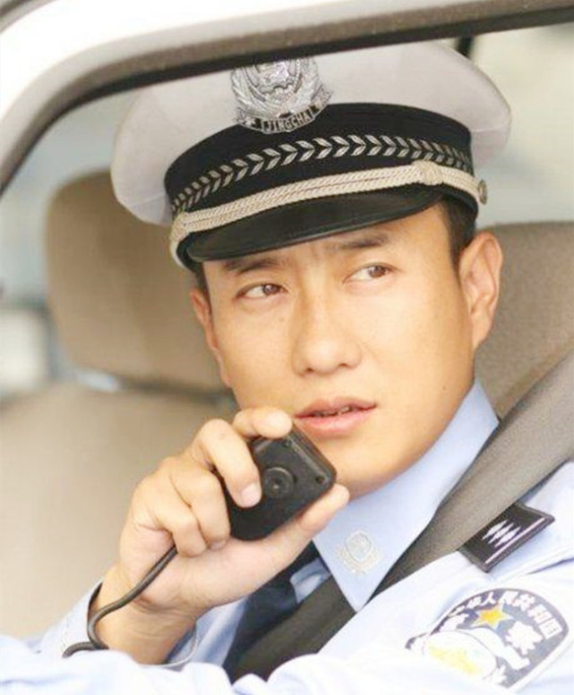 担任《谭谈交通》主持人13年 18年患抑郁症 交警谭乔:在主流之外