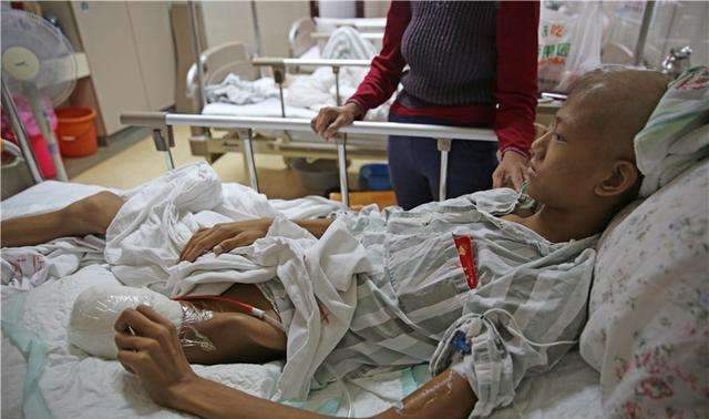 12岁少女患骨癌母亲花光积蓄亲友劝放弃她怒道我凭啥就该死