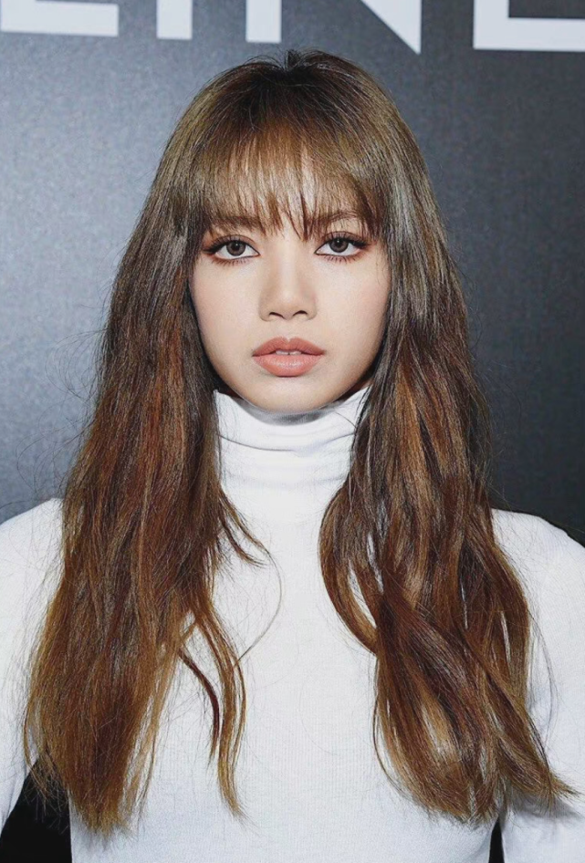 lisa真的是绝美,怼脸照无懈可击,铁刘海如何保持的呢?