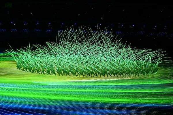 這些美女冬天都在穿白色，還不趕緊學起來？少兒英語學院