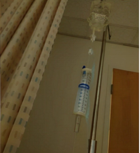 54岁田丽晒住院照引担忧躺病床上打针好憔悴配文感慨人生无常