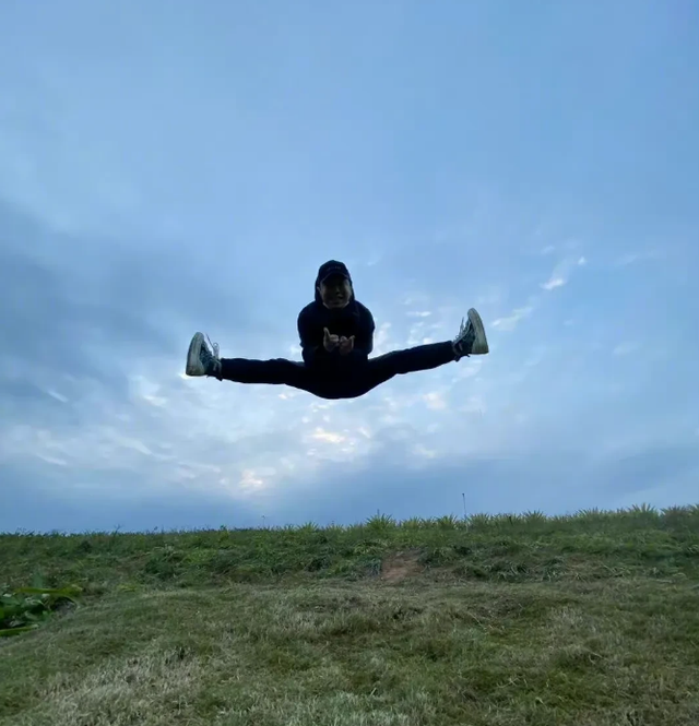 黄渤晒空中劈叉网友却都在关心他的裤子质量真好