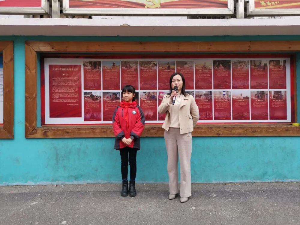 四小育园寻芳操场旁的风采墙渝水四小组织学生参观学习道德模范事迹展