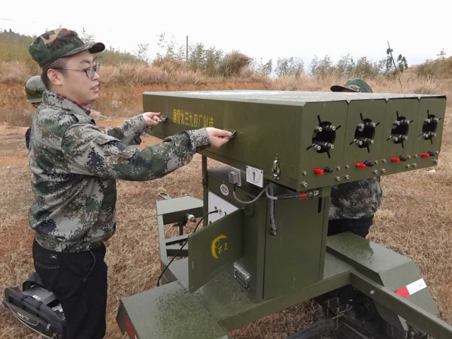 图为人工降雨火箭弹