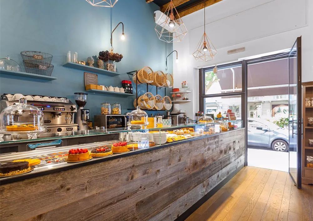 蛋糕裱花间几乎是现代烘焙店必不可少的存在,要设计出独立透明的空间