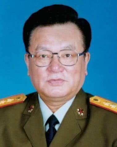 军长吴铨叙路遇地痞混混骚扰混混想动手吴铨叙那就来吧