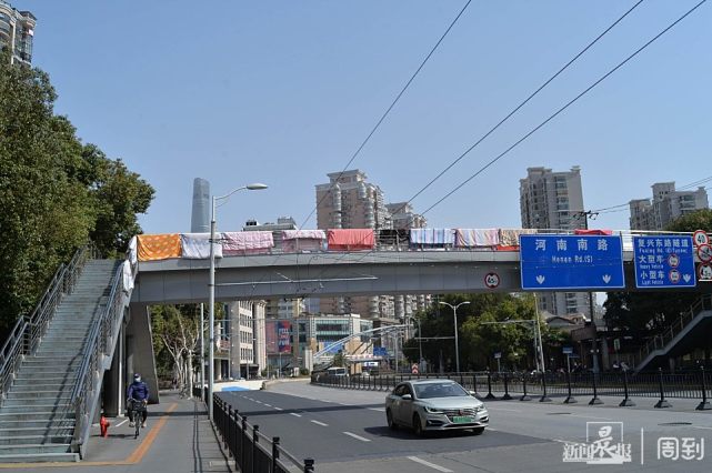 煞风景上海复兴东路人行天桥晾满被子