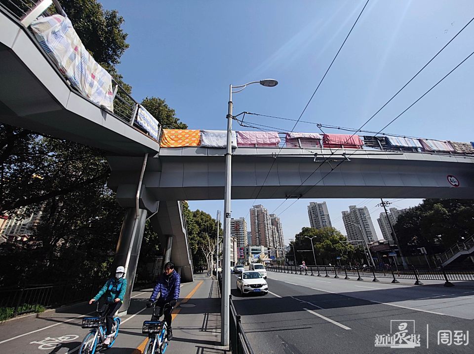 煞风景复兴东路人行天桥晾满被子晨镜头