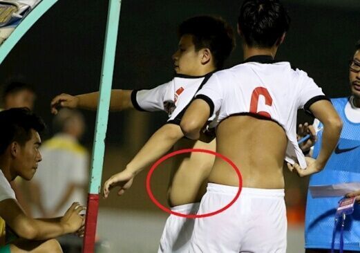 苏炳添晒6块腹肌,太壮了,男足情何以堪