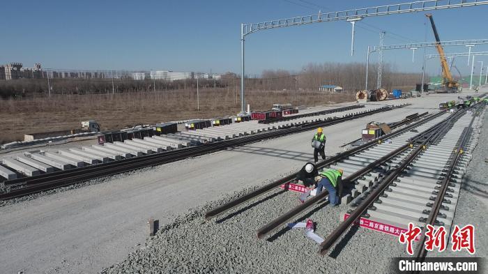 京唐城际铁路大厂段首组道岔铺设完成