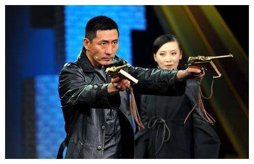 钱雁秋最后也无奈了,他本想卖卖情怀执导了《铁血雄鹰》以及燕双鹰第